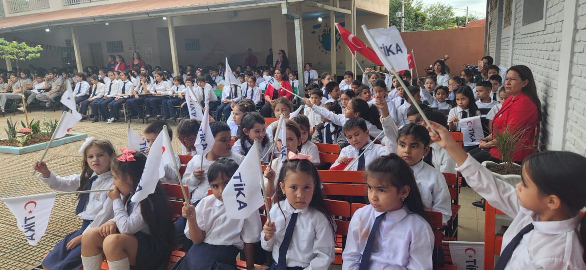 TC_AsuncionBE's tweet photo. Celebramos el Día Nacional de la Soberanía y del Niño con los alumnos de la Escuela de la República de Türkiye. Durante la celebración, inauguramos la sala de computadoras donada por TIKA. https://t.co/L5sYvr9PNV