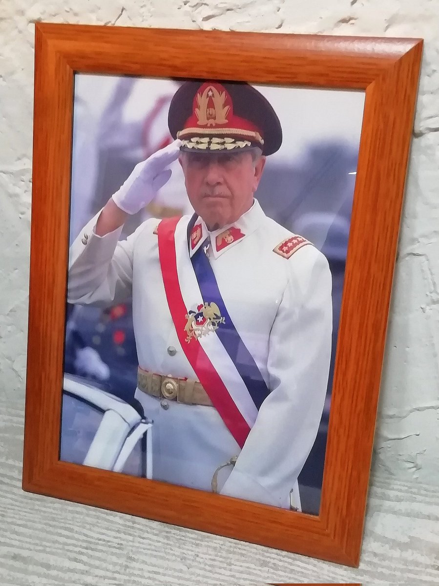 Me contaron que la Adriana Barrientos detesta éste cuadro de Pinochet que vendemos aquí en #bazarpatriota