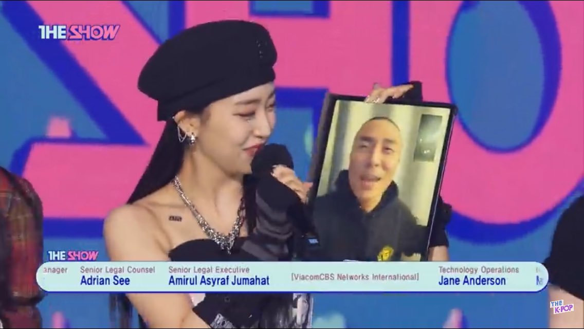 baemysumin's tweet photo. Bomi was probably hiding from the camera laughing her ass of when this happened 😭😭 https://t.co/l2oeitChSp