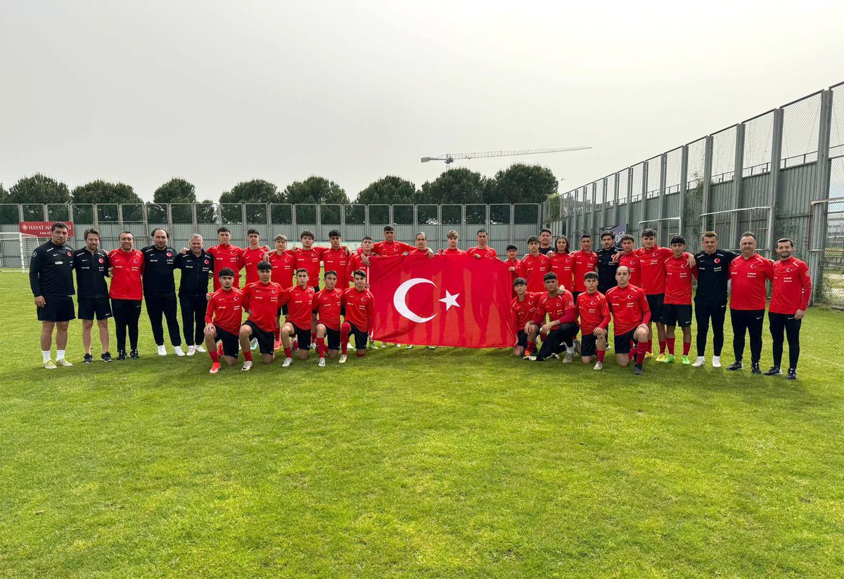 UEFA Assist Turnuvası için Antalya'da bulunan U18 Millî Takımımız ve Bursa'da hazırlık kampı yapan U16 Millî Takımımız, 23 Nisan Ulusal Egemenlik ve Çocuk Bayramı'nı kamp merkezlerinde açtıkları Türk Bayrağı ile kutladı. #BizimÇocuklar🇹🇷