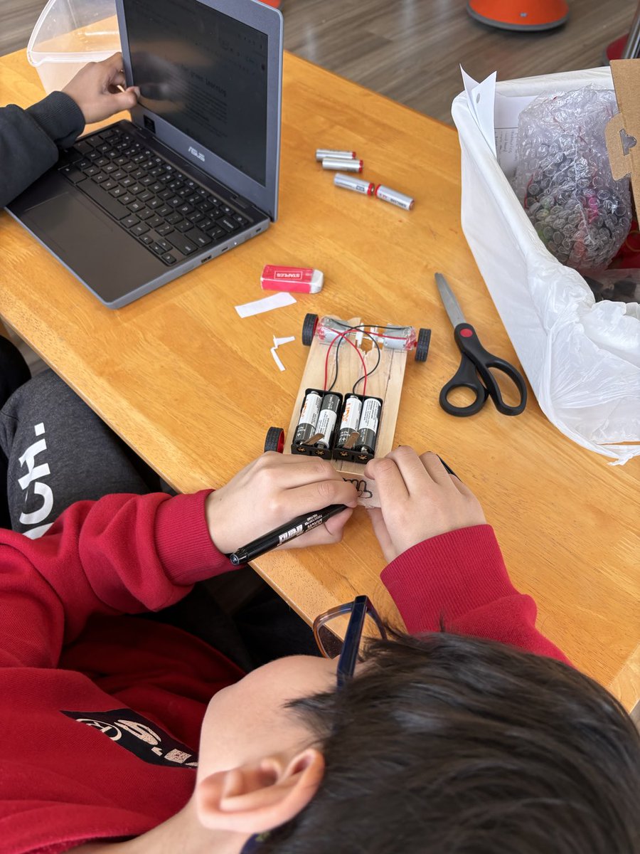 Mrs Steibelt’s grade 4&5s designing and building electric vehicles and solar powered projects. The innovation, critically thinking and problem solving was shining out of all of them. #GlobalCompetencies ⁦⁦@BritanniaPS⁩ ⁦@peel21st⁩