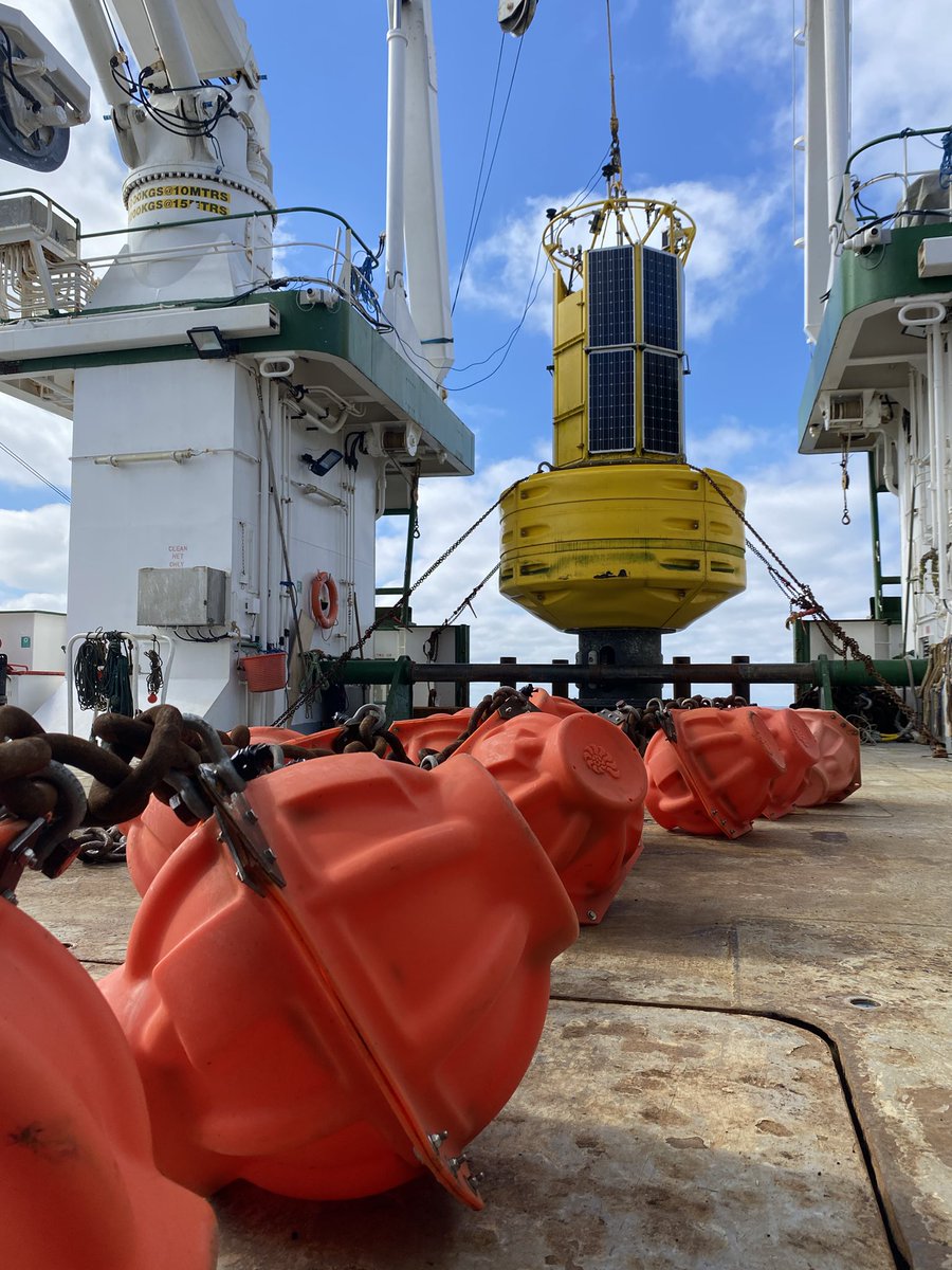 Eir_OOS's tweet image. The #IMDBON #M6 buoy and mooring line laid out ready for deployment #AIMSIR! Sun is still shining for us and an unusually flat calm sea. 

@MarineInst @RVMarineInst @scienceirel @MetEireann @agriculture_ie