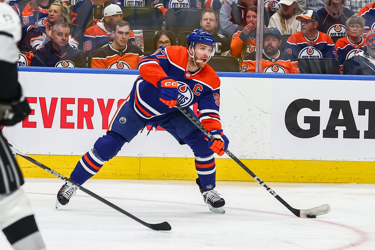 #LetsGoOilers Connor McDavid is the first player with 5 assists in a playoff game in 26 years when Geoff Courtnall had 5 assists for the Blues in Game 1 of the 1998 Conference Quarterfinals, also vs the Kings.