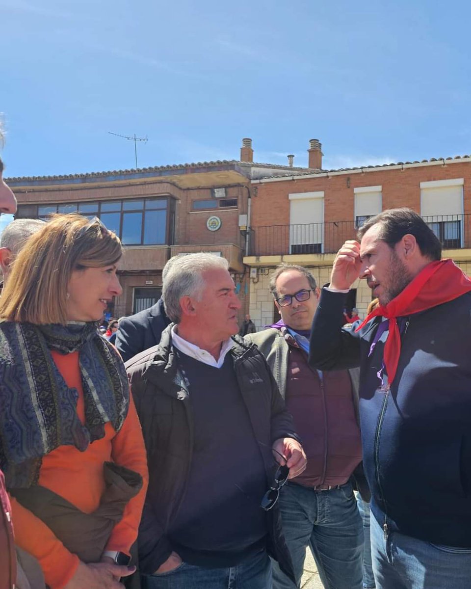 PSOEdeAranda's tweet photo. Gracias a nuestro compañero y ministro de Transportes y Movilidad Sostenible @oscar_puente_ por escucharnos y por el compromiso de reunirse con nosotros en los próximos días para poder hablar del @directodeburgos y de otras de las infraestructuras que afectan a Aranda 
↩️↩️ https://t.co/9aQpZ6b63l