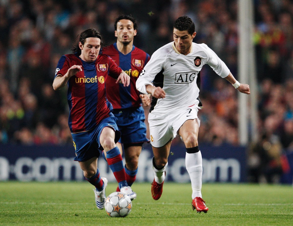 Hace exactamente 16 años, Lionel Messi y Cristiano Ronaldo se enfrentaban por primera vez en sus carreras. Fue en el duelo Barcelona-Manchester United por la ida de SF de la Champions. El resto es historia grande de este hermoso deporte. Estaremos eternamente agradecidos. ❤️