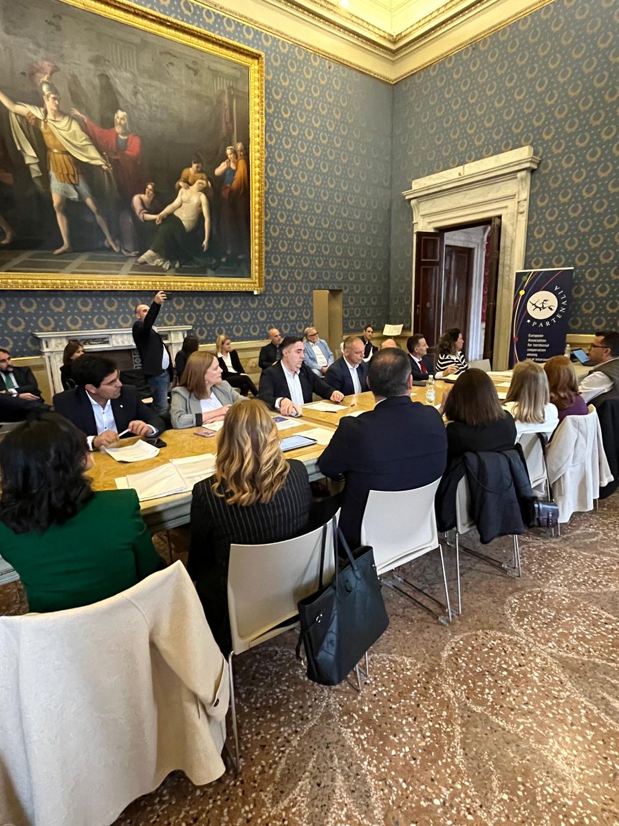 🇪🇺La diputada de Fondos Europeos participa en Italia en una jornada sobre futuro de la política de cohesión comunitaria. Lourdes Martínez se desplaza hasta Lucca, donde se ha aprobado una declaración para que las provincias gestionen fondos europeos. 📲 acortar.link/GxDBsP