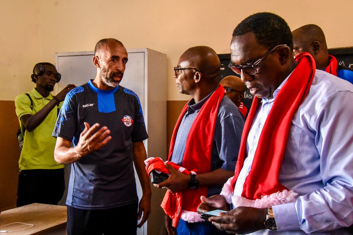 AcademieAFAS's tweet photo. 🤝 Le Consultant Technique Régional de la FIFA, M. 𝗢𝘂𝘀𝗺𝗮𝗻𝗲 𝗦𝗮𝘃𝗮𝗱𝗼𝗴𝗼 🇧🇫 était en visite de travail à l’AFAS ce matin. L’émissaire de l’instance dirigeante du football mondial a été impressionné par la qualité des infrastructures… (1/2)
#AFAS 🔵🔴 #Yorokoguia https://t.co/hASobSbtWw