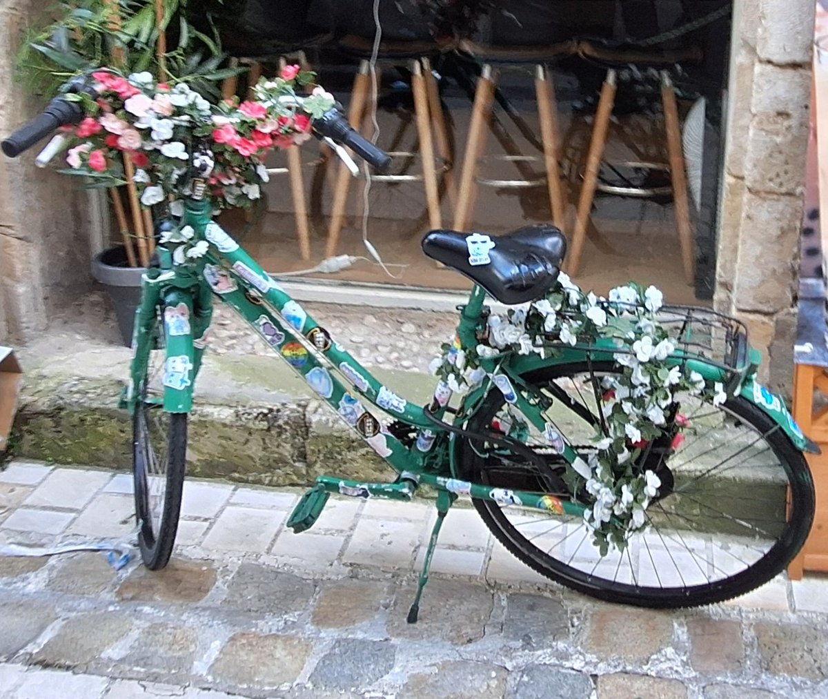Je vous souhaite un bon début de soirée à tous avec une bicyclette et des fleurs 👋👋👌👍.