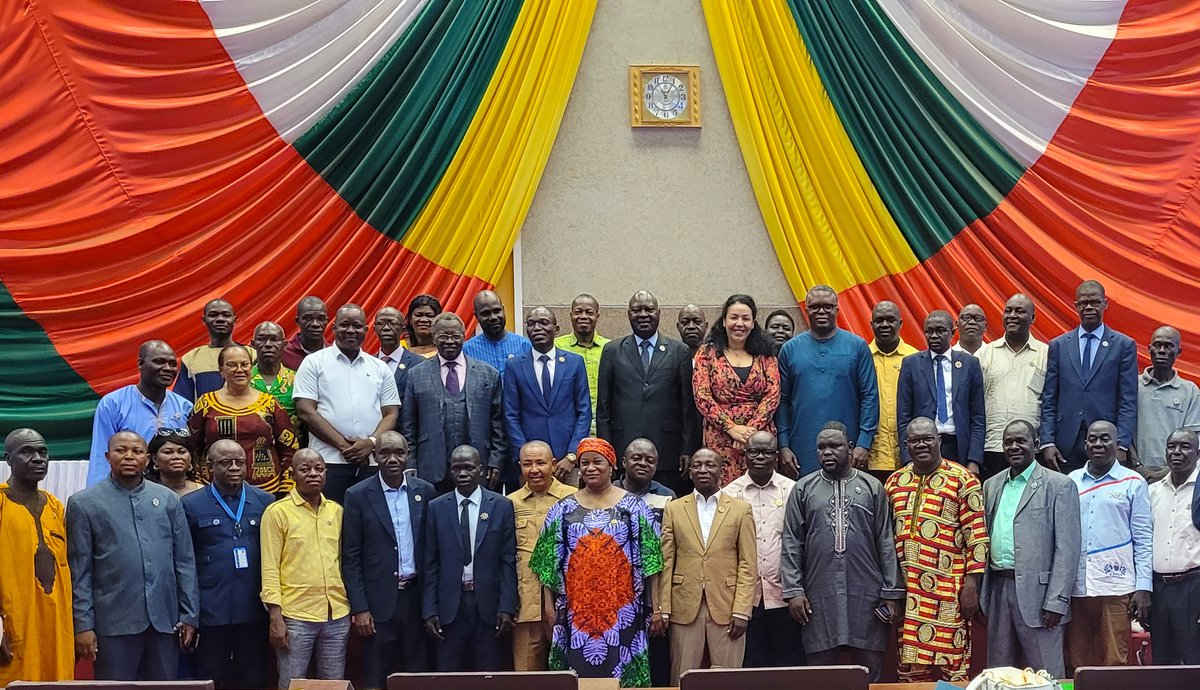 À Bangui, 200 participants, dont 140 députés & 60 personnels administratifs, sensibilisés le 23/04 sur leur rôle dans la promotion et la défense des #DroitsDeLhomme. Activité du Réseau des parlementaires pour les droits de l'homme soutenue par #MINUSCA 👉shorturl.at/tBVY0