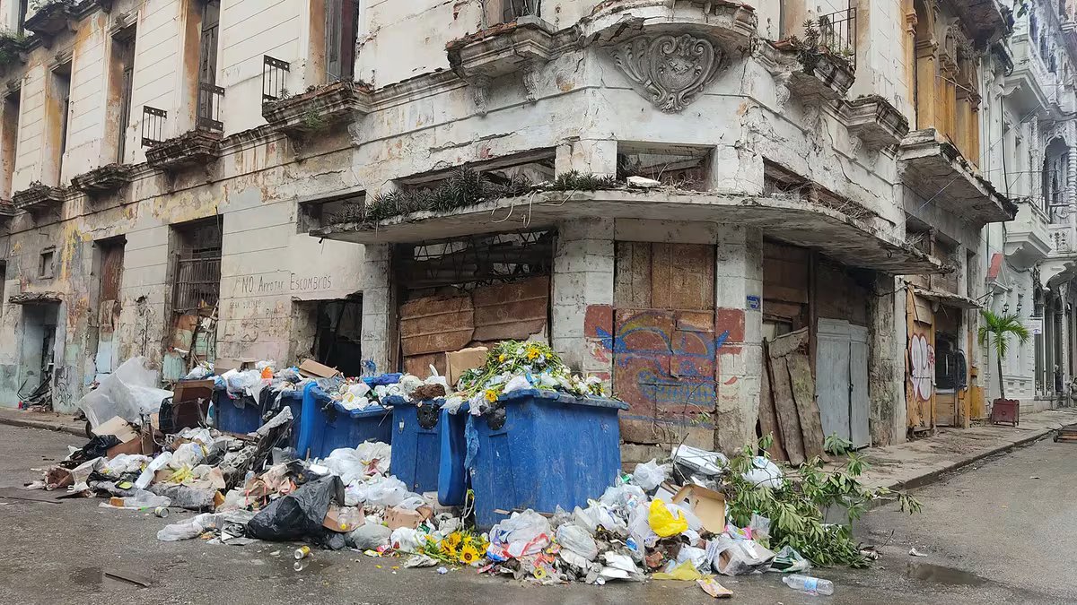 In Havana the equivalent of three Olympic swimming pools of garbage accumulates per day
#DoNotTravelToCuba