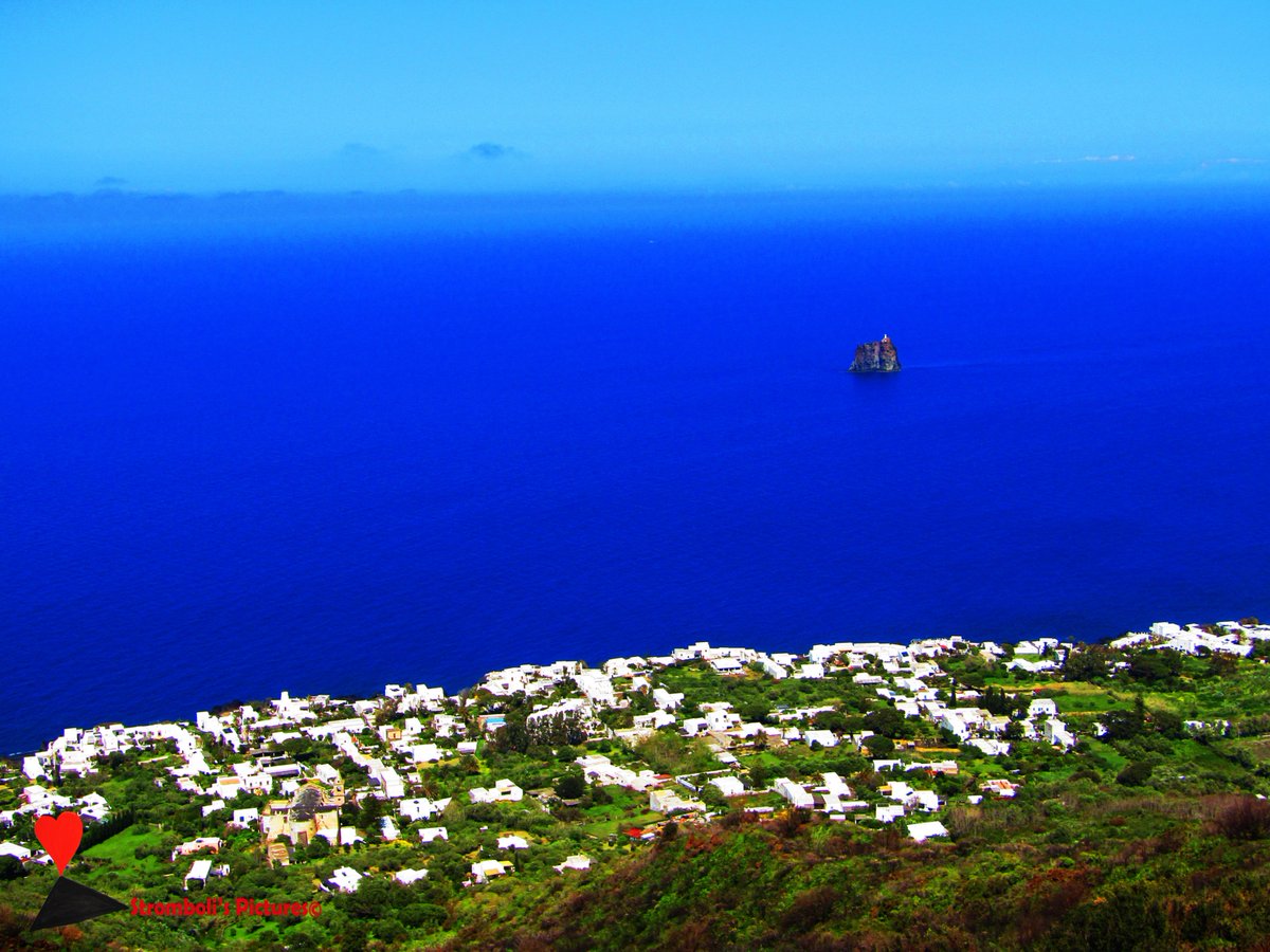 Vista panoramica sul paese di #Stromboli, Isole #Eolie.
----------------------------------------------------------
Panoramic view of the village of #Stromboli, #Aeolian Islands.