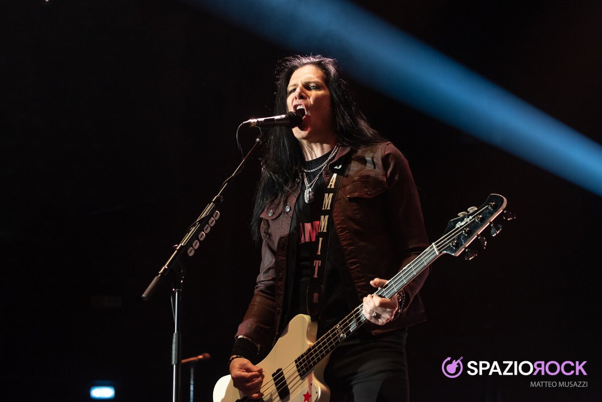 Conspirators attack in Milano, great shots!😎😁🎩🎸🤘
Photos: Matteo Musazzi
@Slash @MylesKennedy @todddammitkerns @brentfitz @franksidoris 
#slash #smkc #conspirators #milano #italy