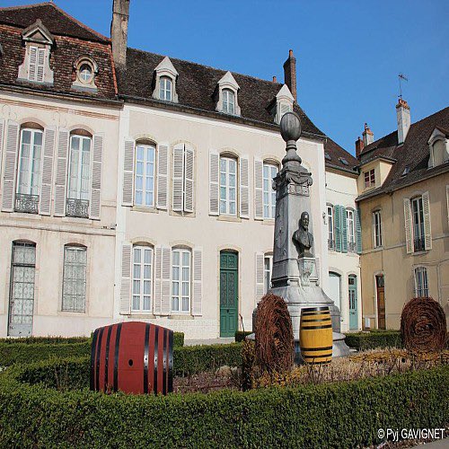 HISTOIRE_DU_VIN's tweet photo. @bleubourgogne Coulisse : il y a même une « place du cratère à Nuits Saint Georges ». https://t.co/WtsaN1FpDd