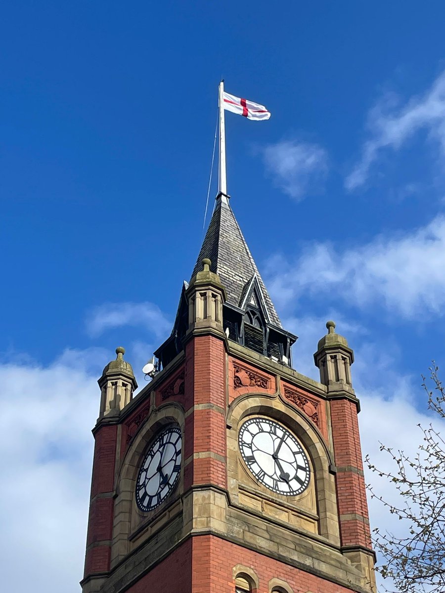 Happy St George's Day! Here's the flag flying in the sunshine at Dukinfield Town Hall 🏴󠁧󠁢󠁥󠁮󠁧󠁿 #ProudTameside