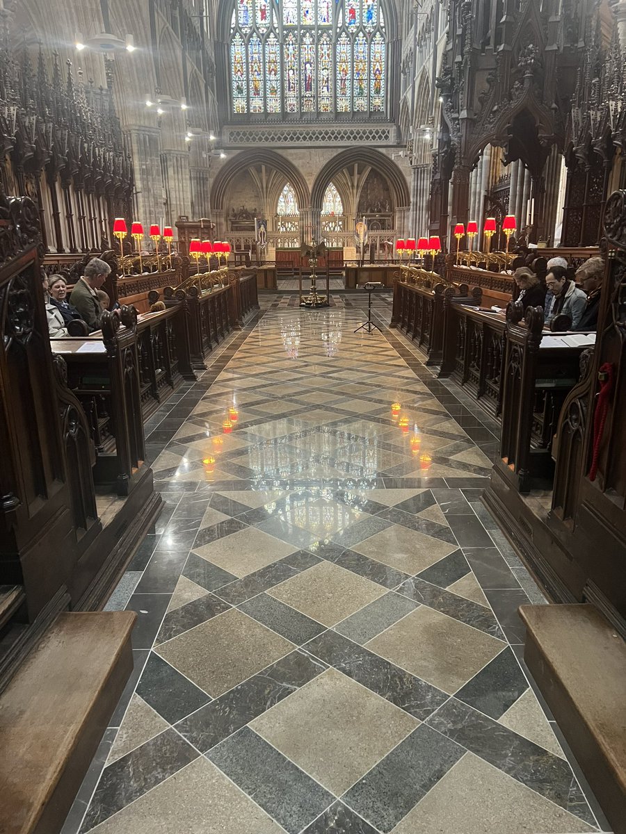 In for @ExeterCathedral Solemn Evensong for St George… 🏴󠁧󠁢󠁥󠁮󠁧󠁿
…& how beautiful does the new Jubilee paving look 🤩
#HeavenlyVoices #Exeter