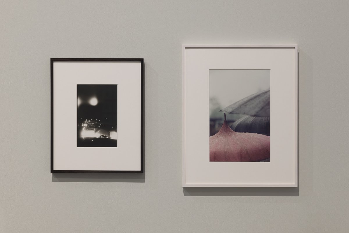 ☔️🌧️ #SaulLeiter returned again and again to a small group of subjects: mirrors and glass, shadows and silhouettes, reflection, blur, fog, rain, snow, doors, buses, cars, hats, umbrellas. Discover more in Saul Leiter: An Unfinished World at MK Gallery 👉 bit.ly/saul-leiter