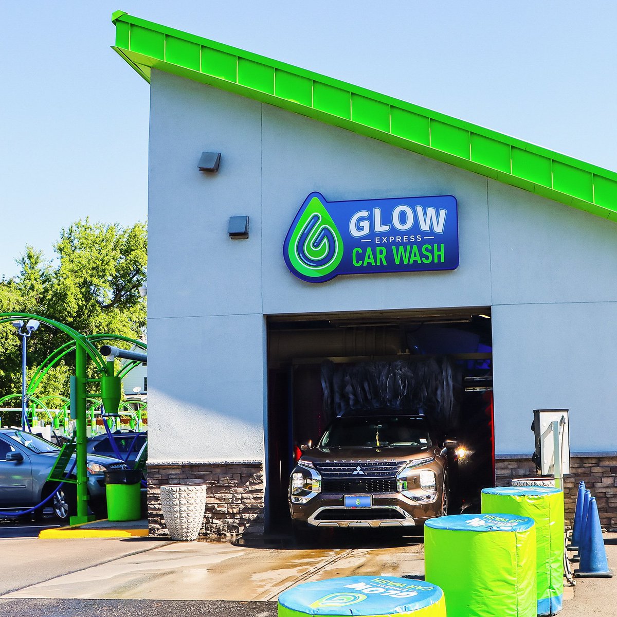Just an absolutely beautiful day for a wash! 🌞💧 Come on by & get your shine on. ✨

#tuesdaytip #glowcarwash #sunnyday #springtime #carwash