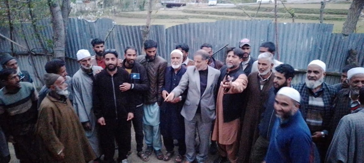 jahingir01's tweet photo. A meeting held with the workers @JKPCOfficial at My residence in village TULWARI
In presence of Ashiq Hussian and Ab Rashid sahb
@_jkpc_sopore @jkpc_123 @JkpcKulgam @YJKPC_ 
#DignityandDevelopment https://t.co/sckGQ3QMDU
