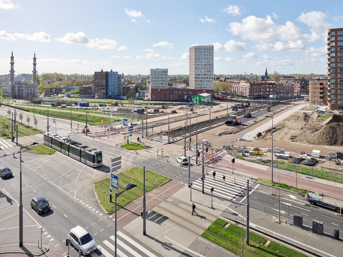 De #Roseknoop gaat ruim 2 maanden eerder open dan gepland. Vrijdag 12 juli kan het autoverkeer weer rijden, op 13 juli rijden de tram en bus weer volgens dienstregeling. Voor de opening komt er een buurtfeest op de kop van de #Beijerlandselaan. Lees meer: rotterdam.nl/roseknoop#nieu…