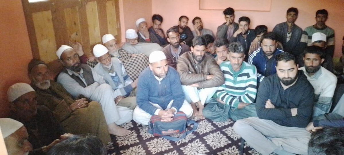 jahingir01's tweet photo. A meeting held with the workers @JKPCOfficial at My residence in village TULWARI
In presence of Ashiq Hussian and Ab Rashid sahb
@_jkpc_sopore @jkpc_123 @JkpcKulgam @YJKPC_ 
#DignityandDevelopment https://t.co/sckGQ3QMDU