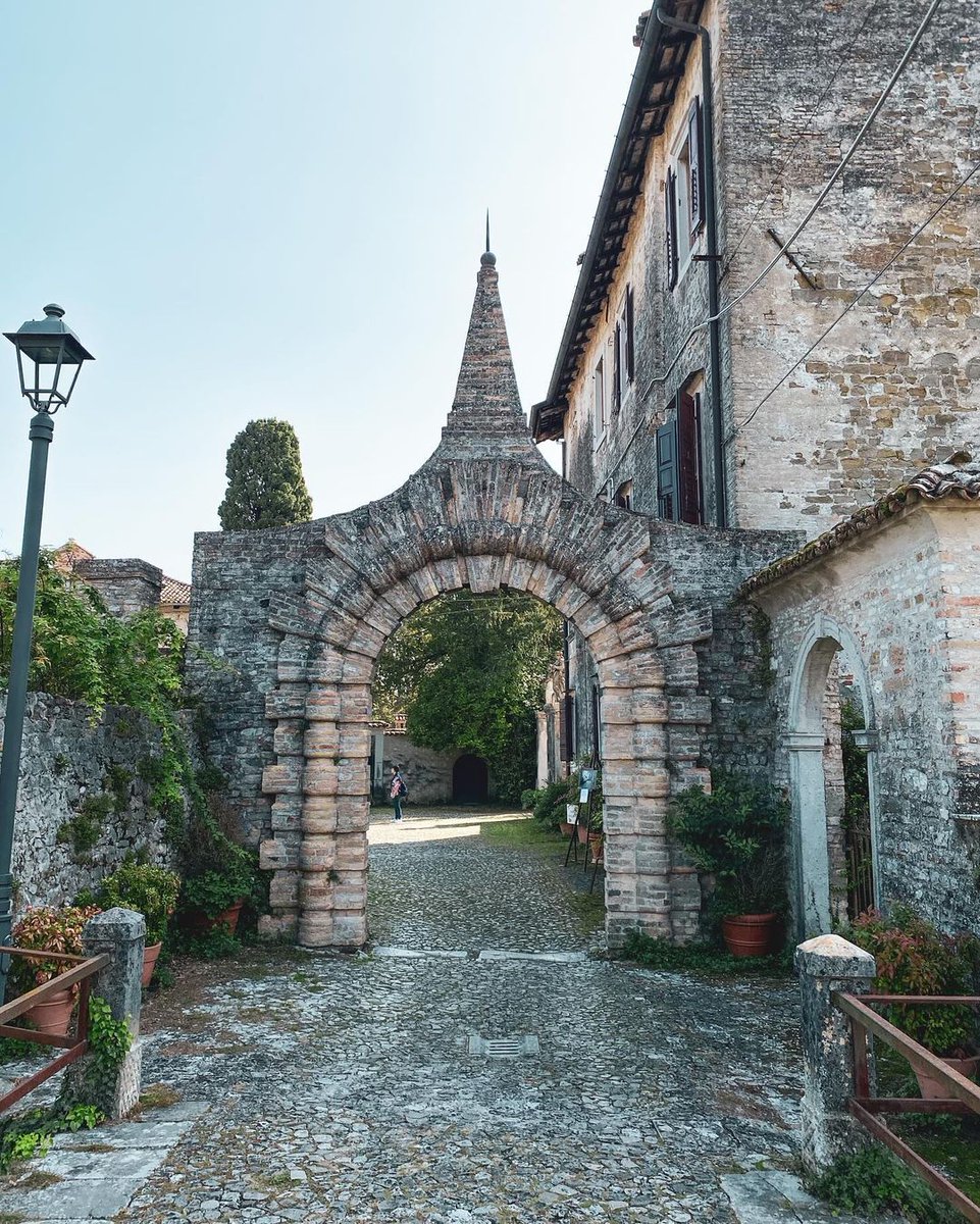 Il Borgo di #Strassoldo, uno dei @BorghiPiuBelli d'Italia in Friuli Venezia Giulia 😍 📷 mattiadegiusti #iosonofvg #visitfvg