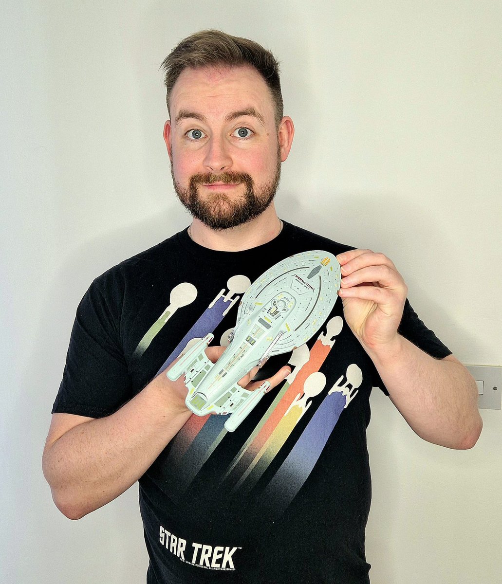ELittlechild's tweet photo. 🚨FREE GIVEAWAY🚨

Who wants to win a FREE Eaglemoss XL USS Voyager? (Modelled here by the lovely @seanferrick!)

Simply sign up to @MasterReplicas newsletter over at https://t.co/4KBGt2agwT - and then like and share this post!

The winner will be picked this week…GO!
#StarTrek https://t.co/Q6fdtfPZBr