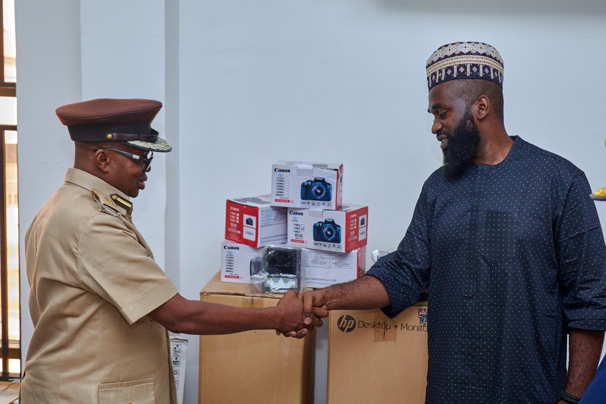NSITDEA's tweet photo. Hon. Suleiman Isah @El_Ayman, our Commissioner, presented state-of-the-art passport-capturing equipment to the Nigerian Immigration Service @nigimmigration, in compliance with the directive given to the Ministry by our Farmer Governor Mohammed Umaru Bago @HonBago https://t.co/rcNJ3lTBce