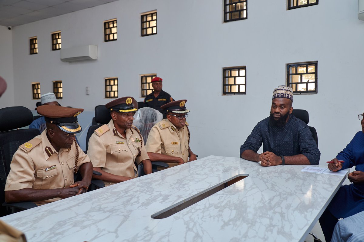 NSITDEA's tweet photo. Hon. Suleiman Isah @El_Ayman, our Commissioner, presented state-of-the-art passport-capturing equipment to the Nigerian Immigration Service @nigimmigration, in compliance with the directive given to the Ministry by our Farmer Governor Mohammed Umaru Bago @HonBago https://t.co/rcNJ3lTBce