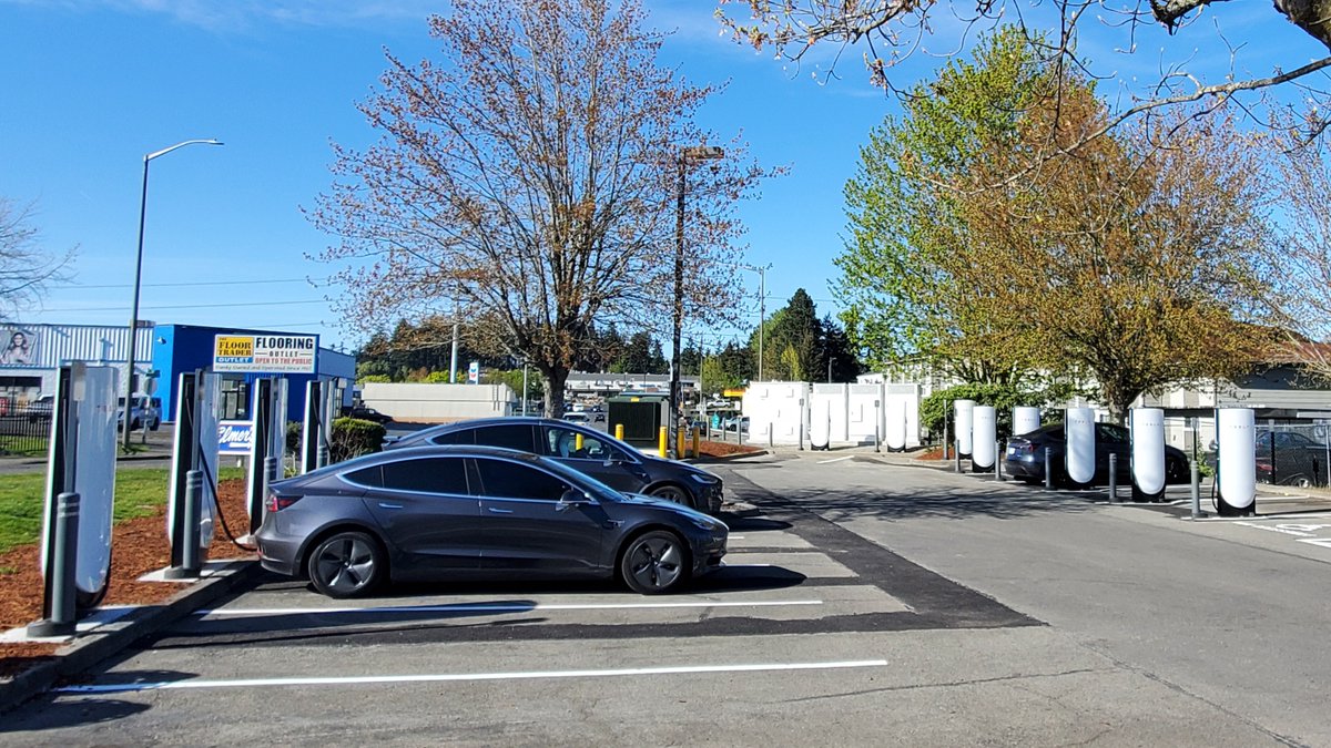 TeslaCharging's tweet photo. New Tesla Supercharger: Tacoma, WA - South Hosmer Street (12 stalls) 
https://t.co/gdKuQqqIvB https://t.co/QZyjSpHZg6
