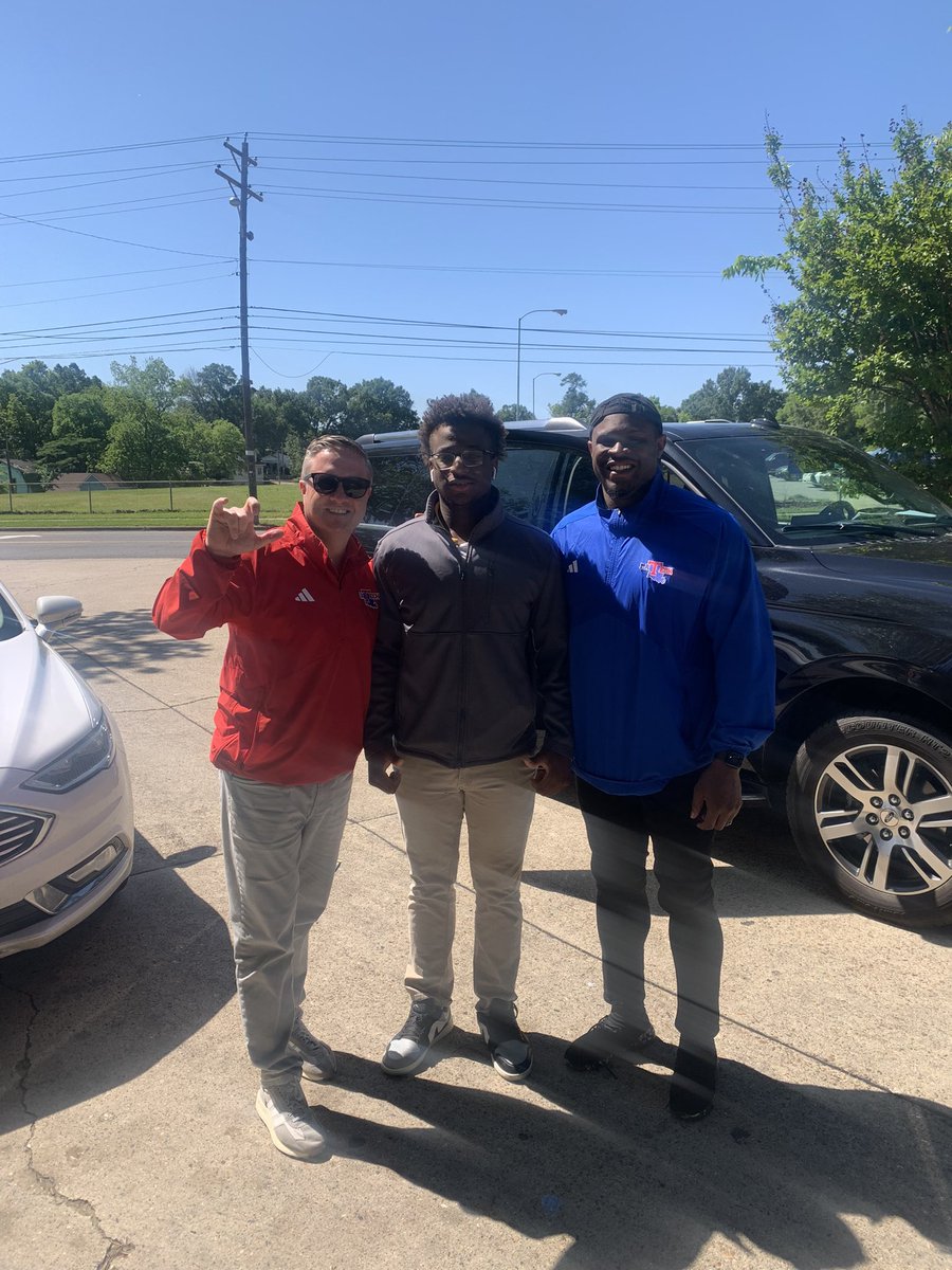 Much Love from <a href="/LATechFB/">LA Tech Football 🏈</a> for stopping by today 🐶

<a href="/SCumbie_LaTech/">Sonny Cumbie</a> <a href="/Coach_J_Johnson/">Jeremiah Johnson</a> <a href="/coachscottparr8/">Scott Parr</a> @CoachCarter_LT  <a href="/CoachCoopp/">Brandon R Cooper</a> <a href="/BTW_Lions/">BTW-Shreveport Football</a> <a href="/TReliford69960/">Tony Reliford</a> <a href="/Davis1_coach/">Coach Davis</a> <a href="/coach_jay318/">coachJAY318</a> <a href="/PrepRedzoneLA/">Prep Redzone Louisiana</a> #GoBulldogs🐶