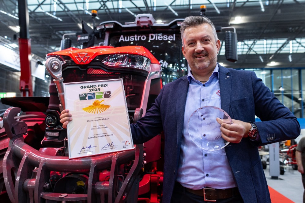 AGCOcorp's tweet photo. @MF_EAME's MF 9S is dominating the tractor scene! It grabbed both the Zemědělec (Farmer) Award and the #GRANDPRIX2024 at the #Techagro show in Brno, Czech Republic. Plus, it snagged the @reddot Design Award: Product Design 2024. Read more: https://t.co/nwZ8Md7luF https://t.co/LibHVeLMei