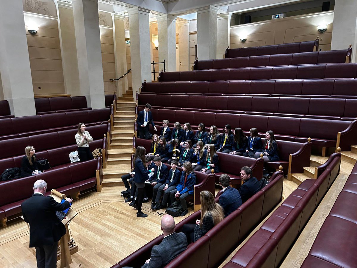 Wonderful opportunity today for Summerhill to visit @Eton_College. Students completing the EtonX project were invited to spend a day at Eton…..Having a guided tour of the school and its grounds, attend seminars, meet and dine with Eton students…a fantastic experience. Thank you