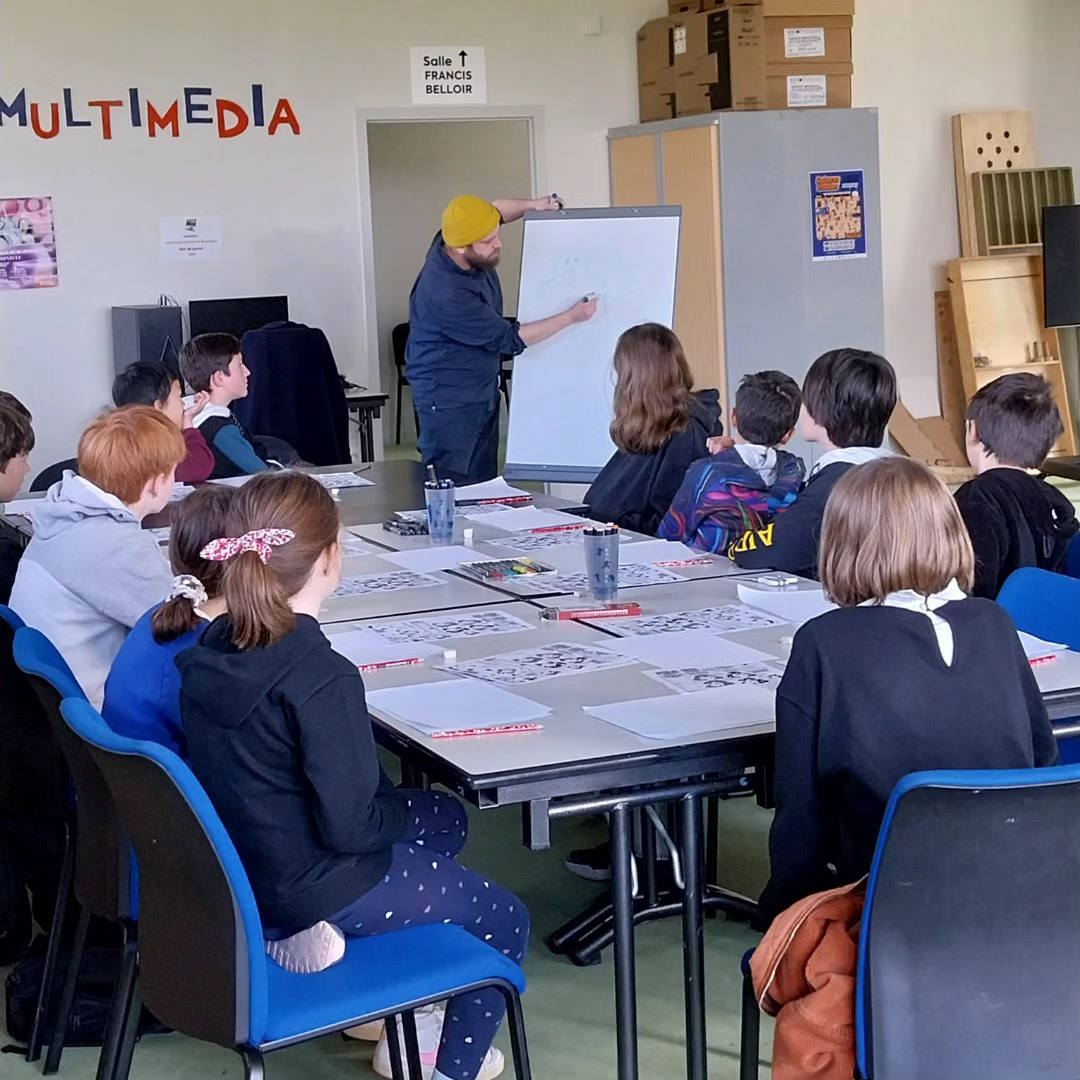 festivalRDL's tweet photo. [VACANCES CREATIVES]
Retour en images sur l'atelier organisé ce matin aux Cadets de Bretagne. Douze ados ont découvert les techniques du dessin #manga en compagnie de @NicolasDavidMgk ! Bravo aux mangaka en herbe 🔥 https://t.co/NAodQ4O01S