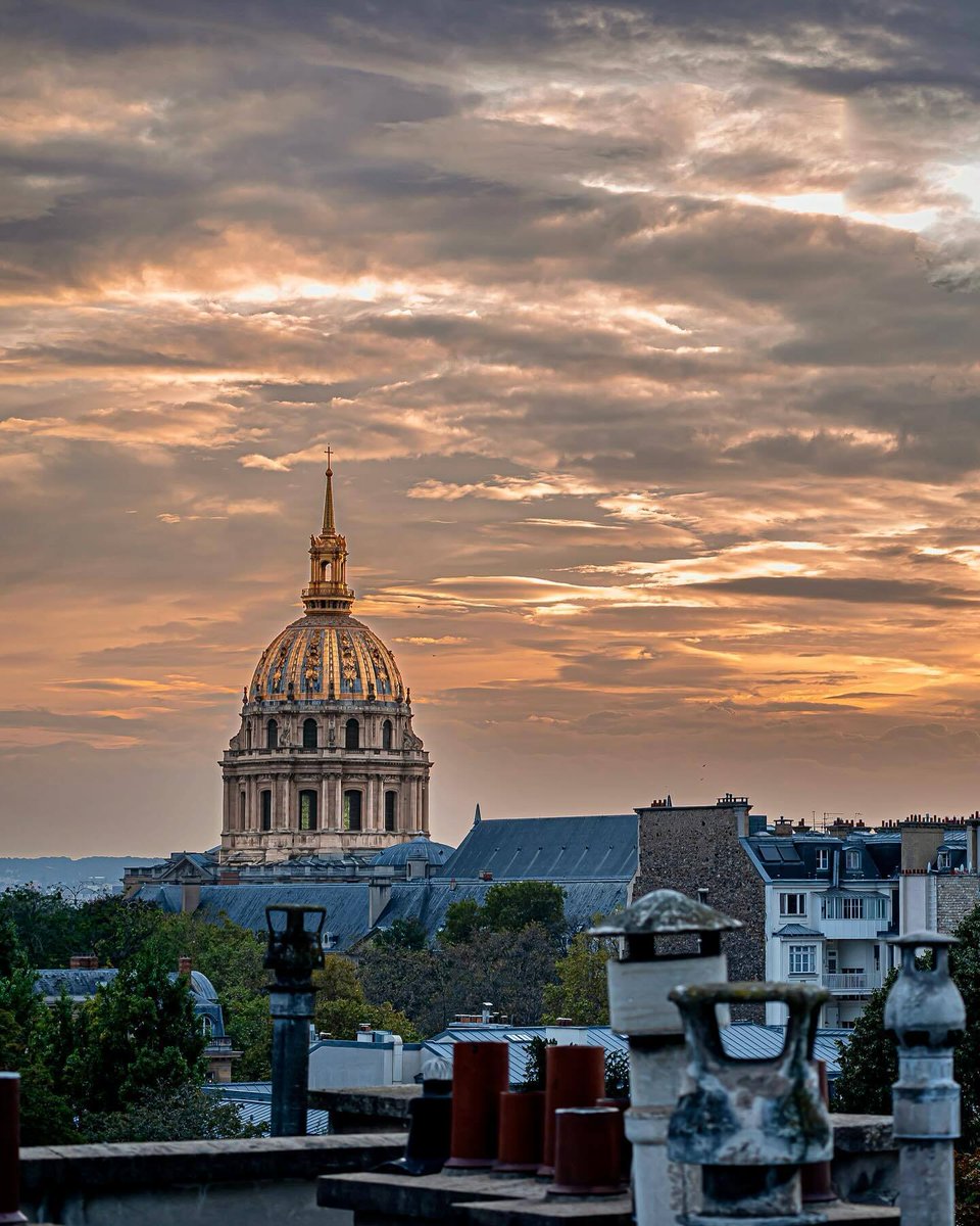 Belle soirée depuis les toits de Paris 🤩
📸 ©elisabarg 
#visitparisregion