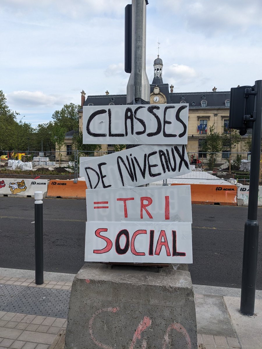 'L'école publique est un trésor public, elle doit le rester' @yannicktrigance est présent aux côtés du corps enseignant et des parents d'élèves du 93 pour obtenir les moyens nécessaires à la réussite de tous les enfants. L’école de la République doit être une priorité absolue.