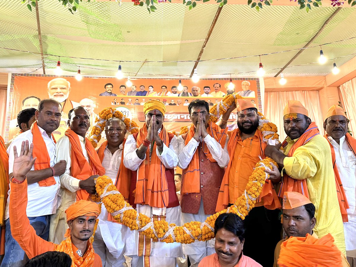 sanjay_saraogi's tweet photo. कार्यक्रम के दौरान दरभंगा नगर विधानसभा के कार्यकर्ता सम्मेलन का आयोजन हुआ, जिसमें उपस्थित हज़ारों कार्यकर्ताओं ने यह साफ़ कर दिया कि इस बार दरभंगा में 4 लाख पार होने से कोई रोक नहीं सकता है। 

जय भाजपा, तय भाजपा। https://t.co/USrvEBEFtl