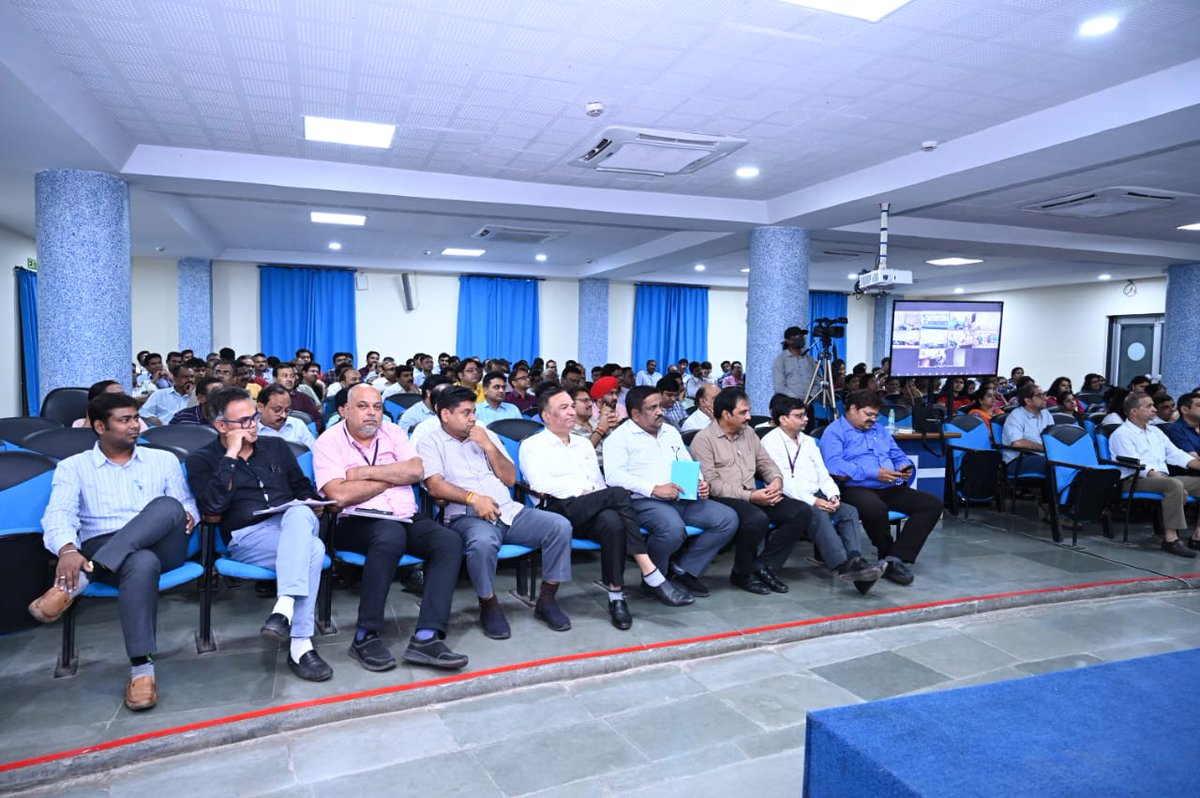 MOIL_LIMITED's tweet photo. On the occasion of #WorldBookDay, MOIL hosted a 'Readathon' session in collaboration with the Vidarbha Literary Festival (VLF) at the MOIL Auditorium today. This event marks the culmination of a month-long initiative aimed at fostering a love for reading across diverse groups. https://t.co/IK6ndEOsms