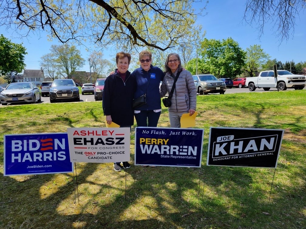 A special thank you to our volunteers who were out last night and this morning putting up signs and greeting voters at the polls!

- Team Joe