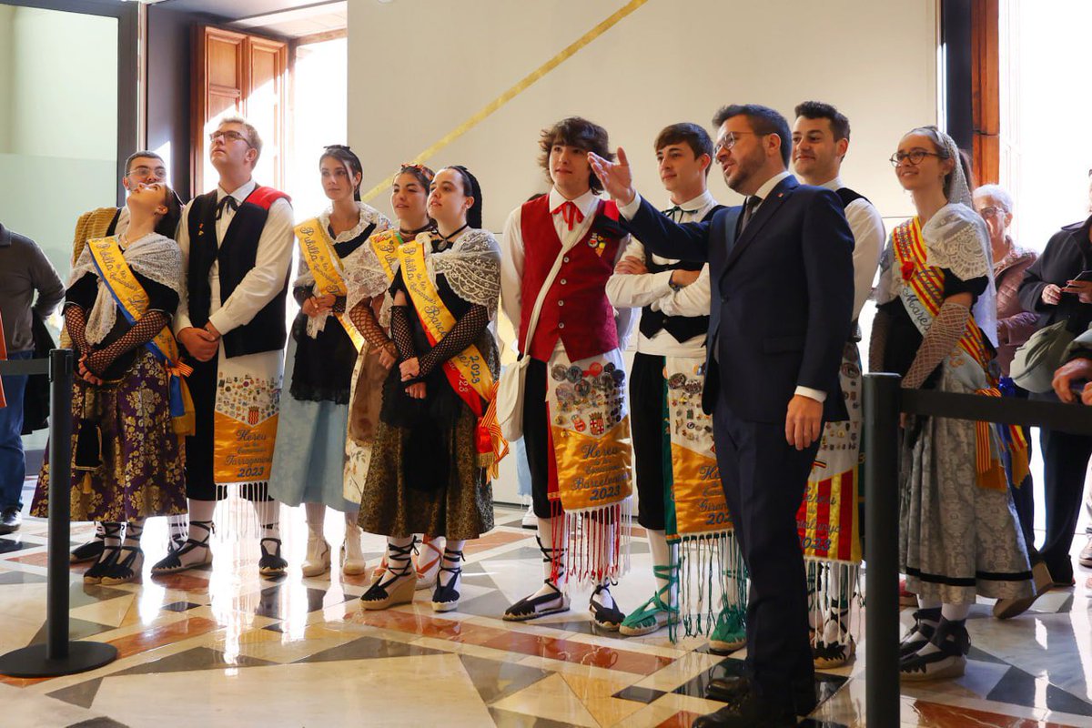 Aquest matí, el Palau de la Generalitat s'ha omplert de tradició amb la visita dels Gegants de Sant Jordi, les Pubilles i Hereus de Catalunya i els gremis de flequers i pastissers. Gaudim de la diada de Sant Jordi i reivindiquem la llengua i la cultura catalana!