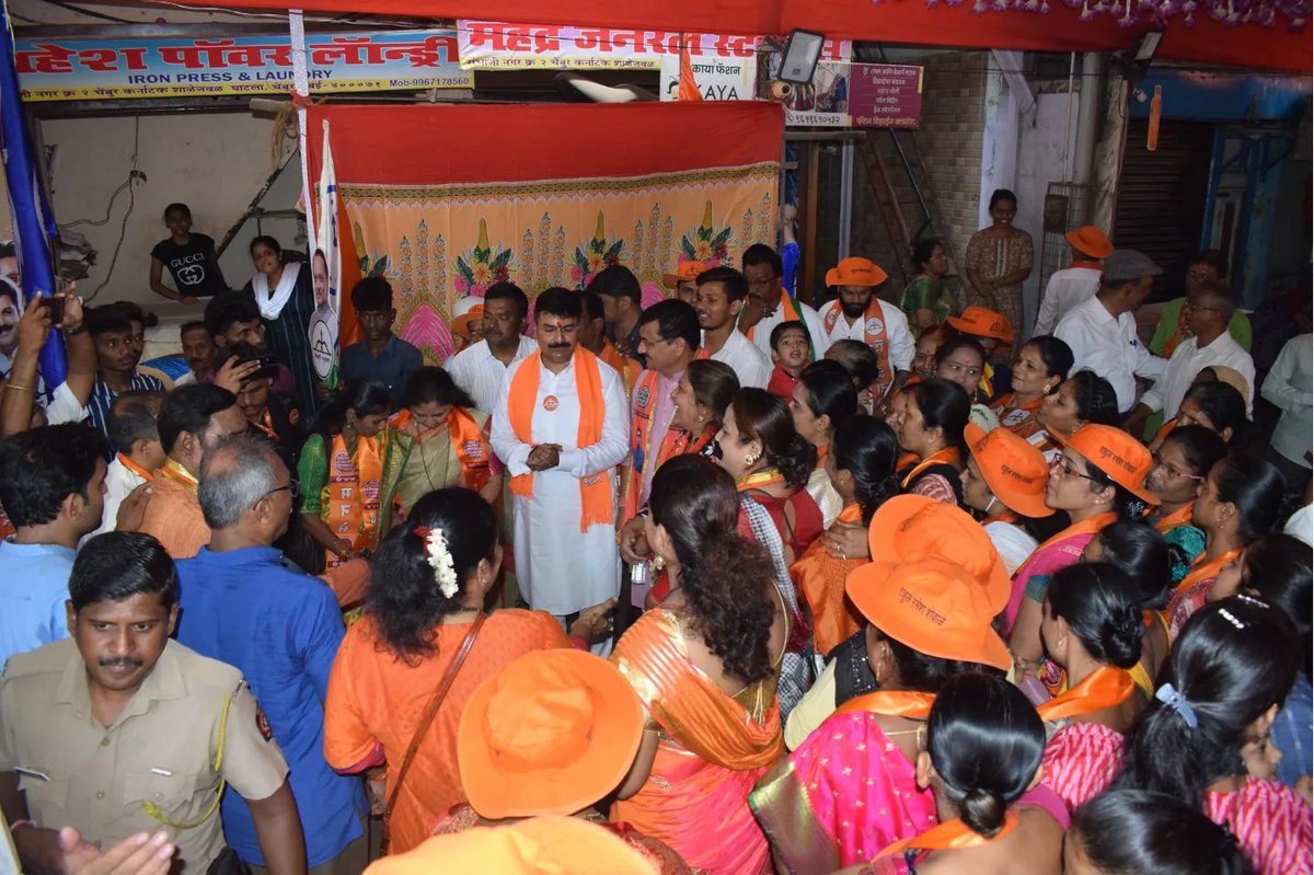 shewale_rahul's tweet photo. माझ्या लोकसभा मतदार संघातील घाटला,चेंबूर परिसरातील संभाजी नगर, श्रमिक कामगार सोसायटी, खारदेव नगर, संभाजी नगर, नागदेव सेवा मंडळ, खारदेव नगर मार्केट या ठिकाणी भेट देऊन रहिवाशांसोबत संवाद साधला.

#Shivsena #BJP #MNS #mahayuti #AbkiBaar400Paar
#AbkiBaarShivsenaKeSath400Paar
#BalasahebKeVicharoKiModiSarkaar
#ViksitMumbaiToViksitBharat
#MpRahulShewale #southcentralmumbailoksabha
@BJP4India @BJP4Maharashtra @Shivsenaofc