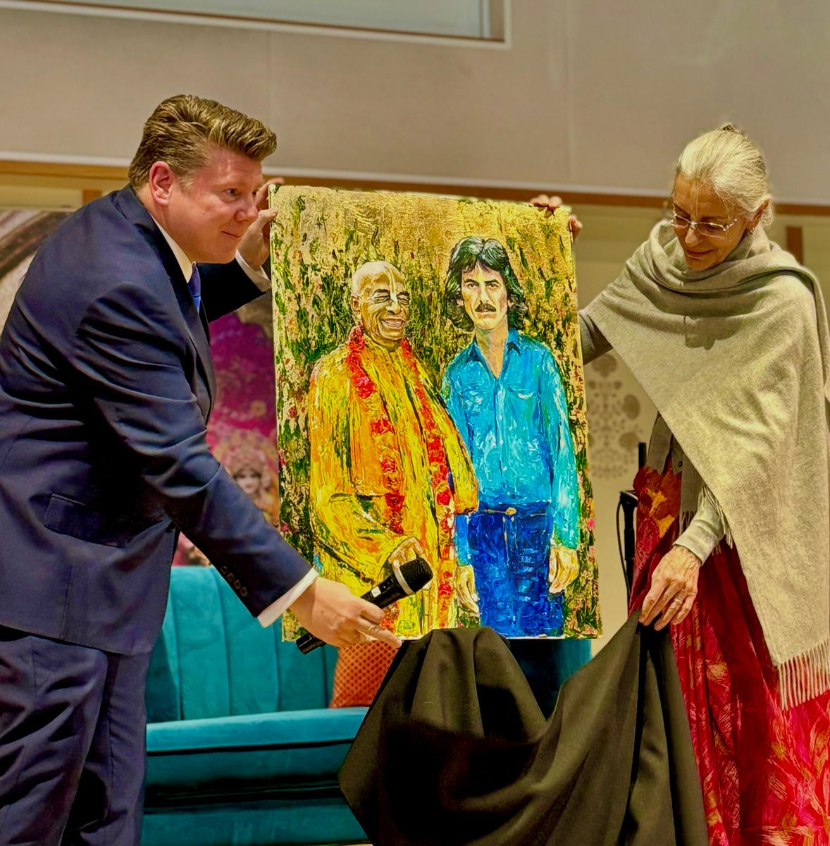 As part of the #Ramanavami celebrations at @ISKCON_Manor , I was delighted to present a gift of my original painting of ex-Beatle George Harrison & Philosopher & Spiritual Leader, Swami Prabhupada. You can read more here -bit.ly/Deanpresentshistoricpainting. #TheBeatles