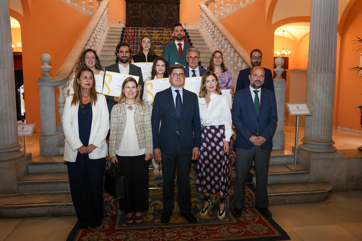 Hemos reconocido a los jóvenes investigadores de Sevilla con el galardón del XI Premio Joven a la Cultura Científica. 🔬⚗️🧬 Los premiados representan el ingenio, la dedicación y la pasión por el conocimiento. Son mentes brillantes que contribuyen al avance de nuestra sociedad.