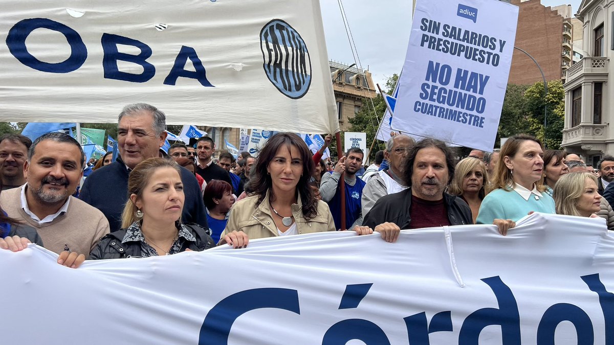 Yo marché. Marché en 1994 en contra de la Reforma de la Ley Superior. Otros claudicaron y arruinaron la Universidad. Yo marché encabezando aquella marcha multitudinaria. Nadie me llevó, éramos estudiantes comprometidos. No fueron ni la CGT ni los Decanos ni el Rector. Yo marché,