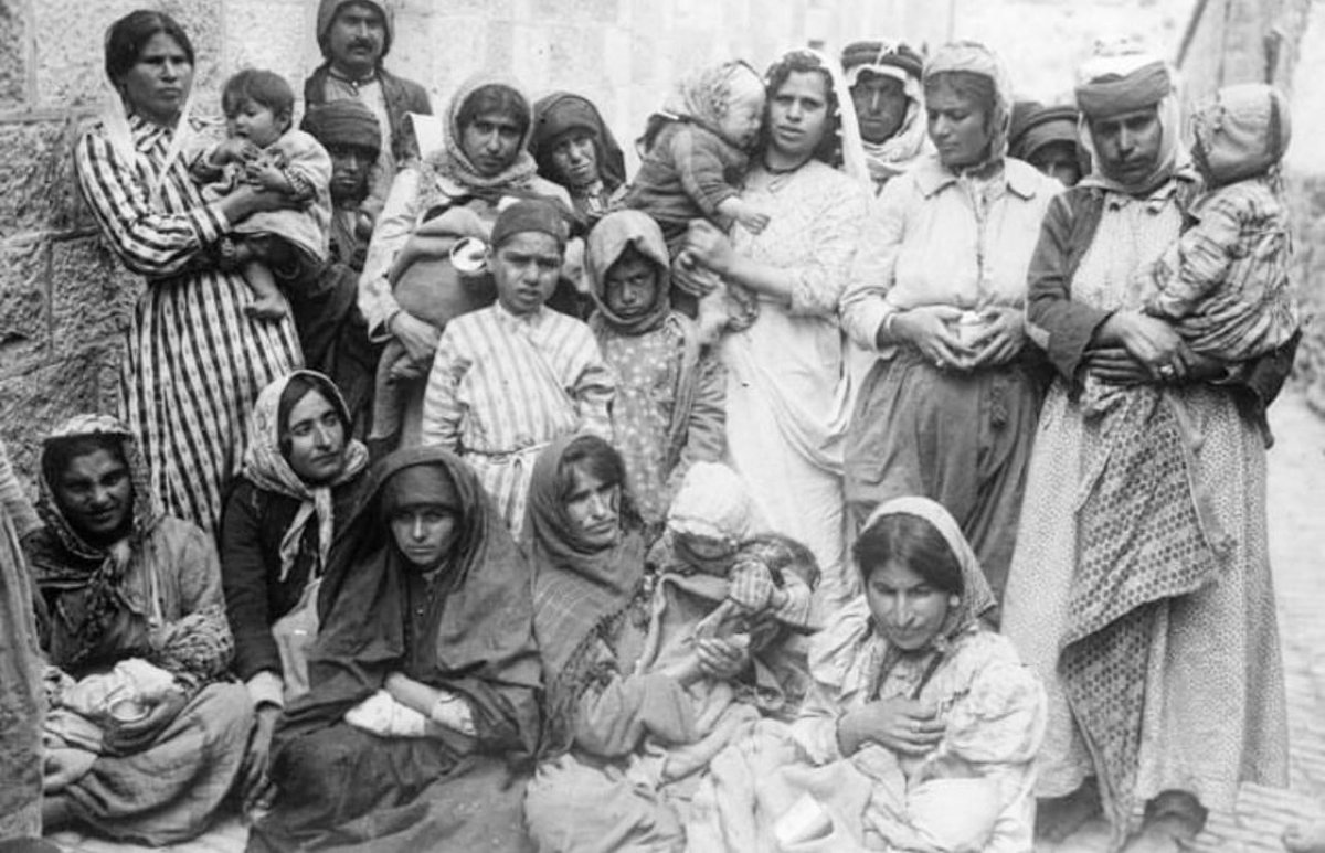 Armenian and Assyrian refugees at a Red Cross camp outside Jerusalem - 1917-1919 🖤

#ArmenianGenocide #SayfoGenocide