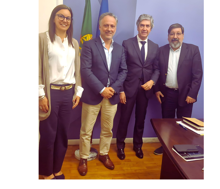 ALEP_pt's tweet photo. A ALEP representada por Eduardo Miranda, Filipa Aguiar, Nuno Trigo e acompanhada pelos seus assessores, reuniu ontem, com o Secretário de Estado do Turismo, Pedro Machado, com quem partilhou as suas expectativas de um futuro com estabilidade e foco na sustentabilidade do setor. https://t.co/JtncxxxQWp