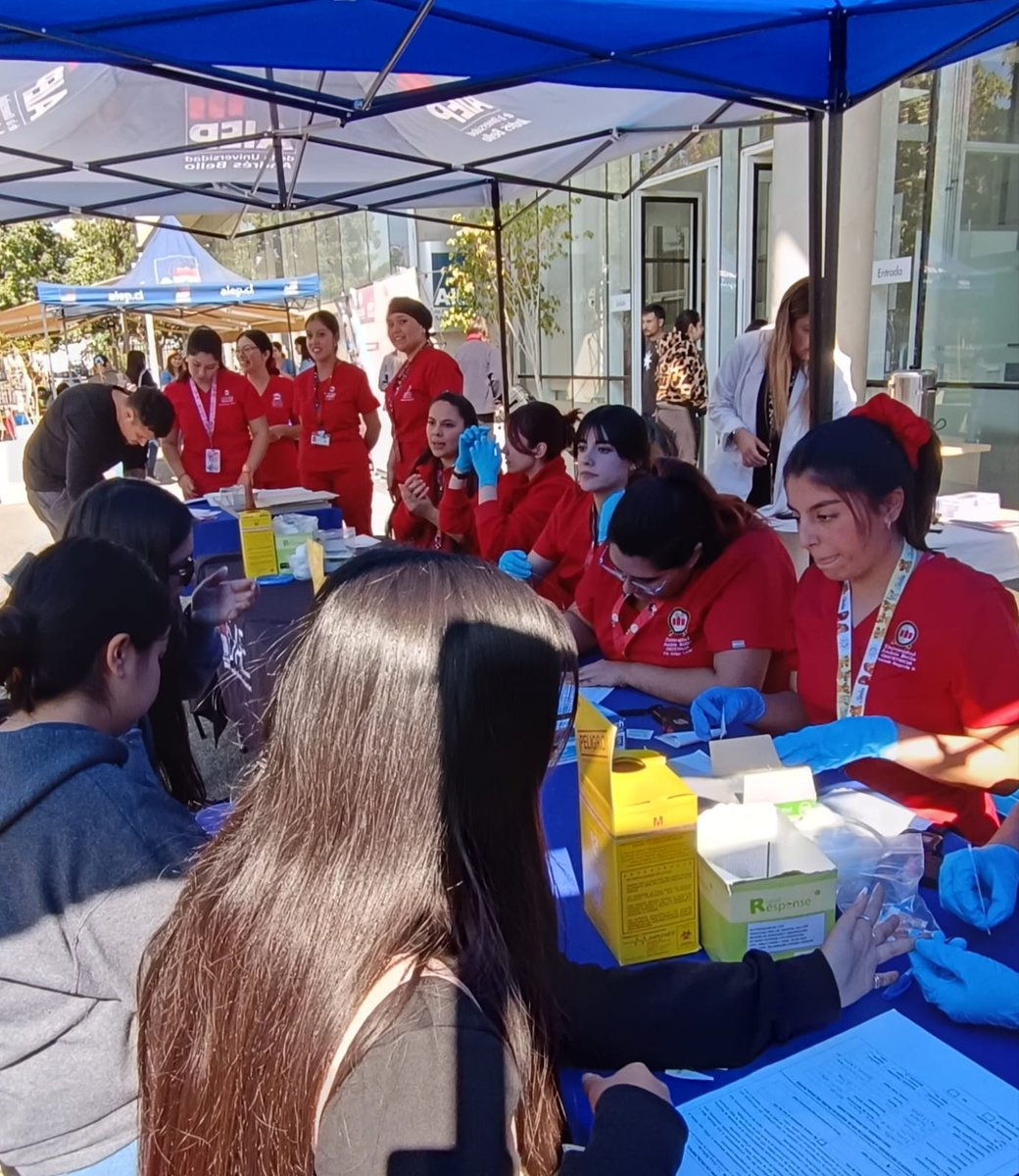 SeremiSaludRM's tweet photo. Llevamos prevención e información a quienes lo necesitan. El @Criaps estuvo Hoy  en AIEP (@AIEP) de Campus San Joaquín, realizando tests rápidos de #VIH hasta las 14:00 h. agradecemos el apoyo de estudiantes de Obstetricia. #CRIAPS #HAZTEELTEST https://t.co/zhHzIErWTk