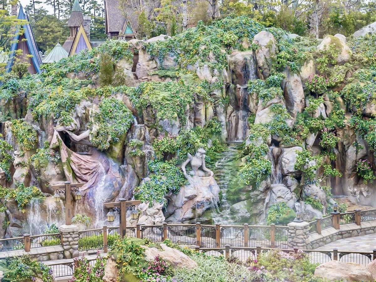 Mouskegamer's tweet photo. Tokyo DisneySea’s Fantasy Springs Hotel has begun previews, giving a great glimpse into the new park expansion as well as the gorgeous hotel itself. 

This article from @DtimesDeparture has some incredible photos taken from the hotel grounds, some of which I attached here. https://t.co/lJINo0oA4f