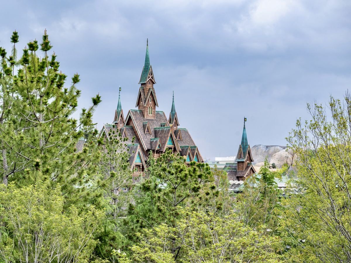 Mouskegamer's tweet photo. Tokyo DisneySea’s Fantasy Springs Hotel has begun previews, giving a great glimpse into the new park expansion as well as the gorgeous hotel itself. 

This article from @DtimesDeparture has some incredible photos taken from the hotel grounds, some of which I attached here. https://t.co/lJINo0oA4f