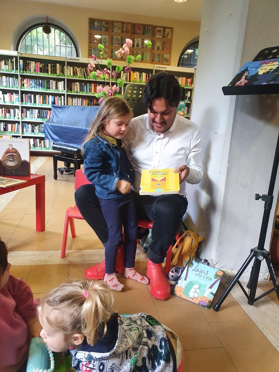juandiegosoler's tweet photo. Hoy leyendo #LejosDeCasa en el día multilingüe de una de las bibliotecas públicas de Roma. https://t.co/WpB1zeeZjD
