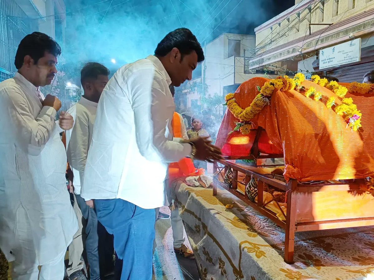 टीव्ही सेंटर छत्रपती संभाजीनगर येथे हनुमान जयंतीनिमित्त आयोजित पालखीस भेट दिली. याप्रसंगी सर्वांना हनुमान जयंतीच्या शुभेच्छा दिल्या.
#VilasBhumare #vilasbapubhumare #SandipanBhumare #paithan